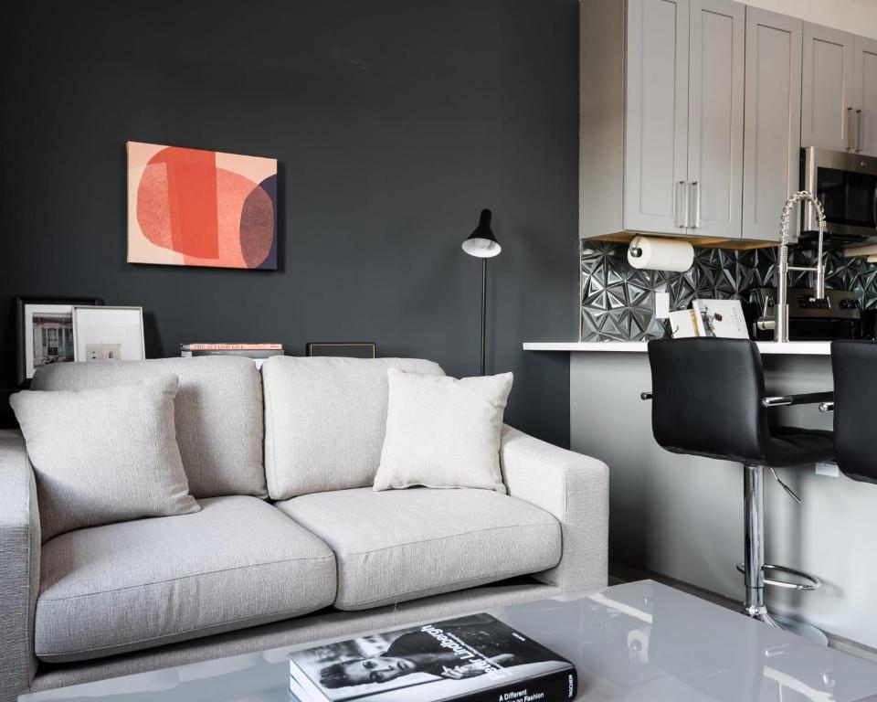 Luxe LF Square 1BR with City View & Rooftop by Zencity