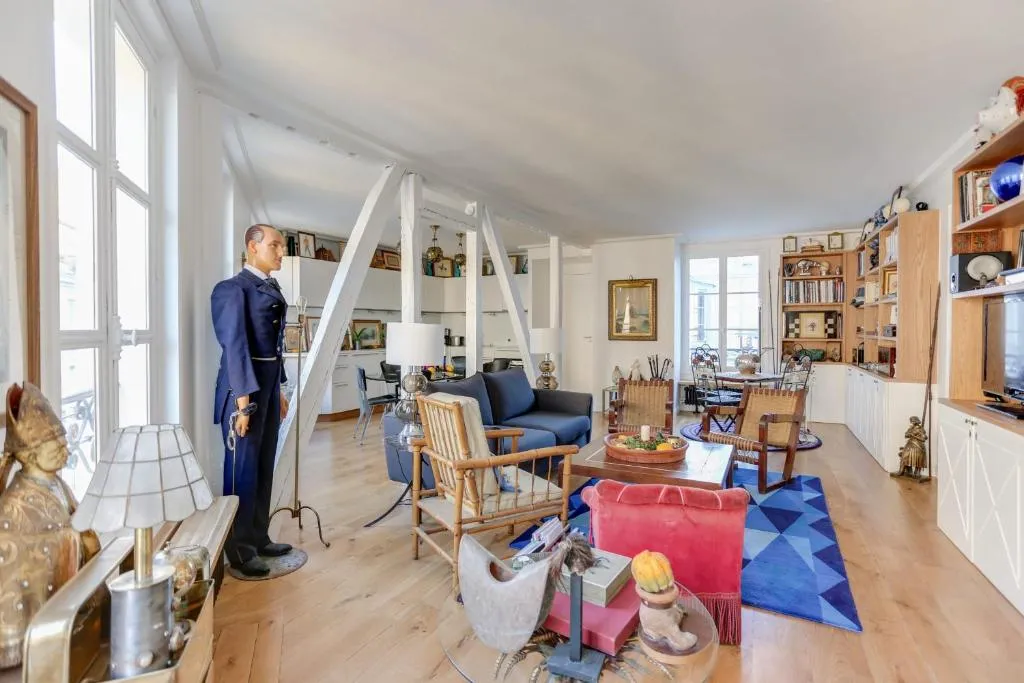 Stylish and Spacious Apartment - Champs-Elysées up to 6 guests, Paris, France