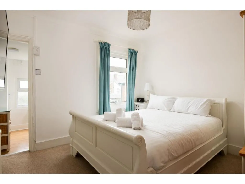 Spacious 2 BR Terrace nr Reading Centre & Station, Reading, Marea Britanie