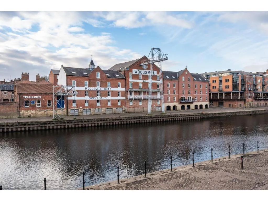 Waterfront 2 Bed, 2 Bath Apartment with Parking, York, Marea Britanie