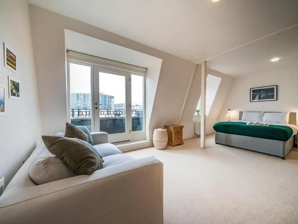 Stunning 2BR Penthouse Loft in Cathedral Quarter, Belfast, United Kingdom