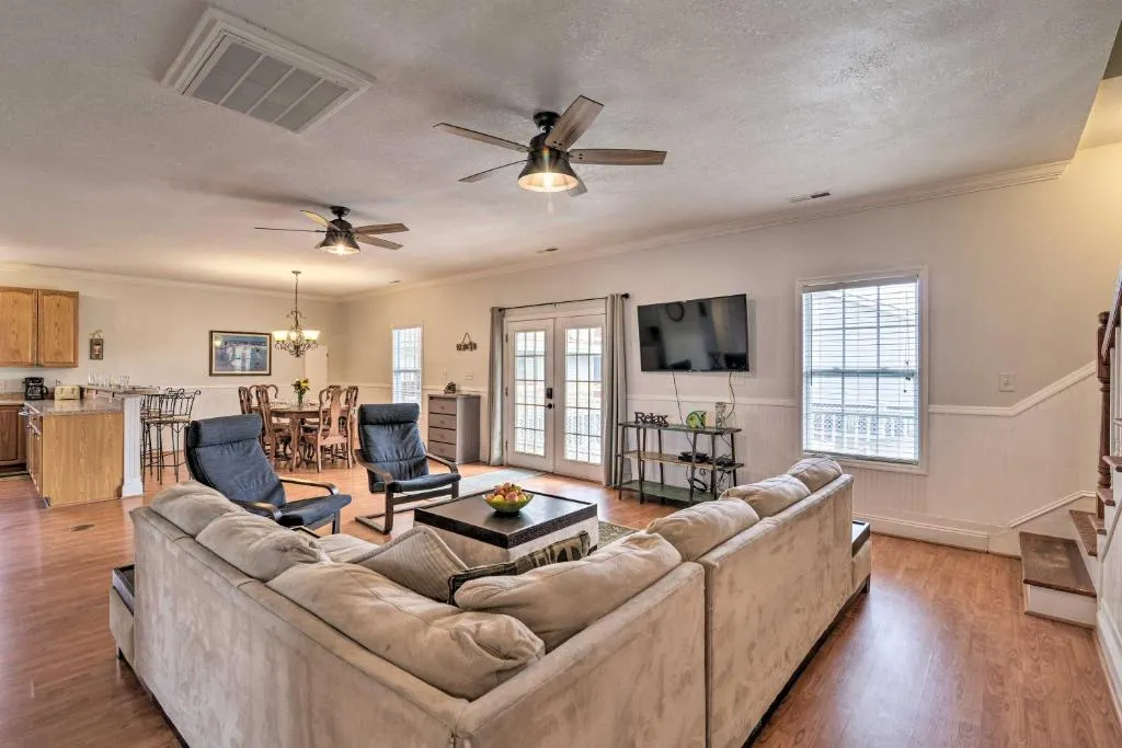 House with Pool and Hot Tub - 500 ft to Beach!, Myrtle Beach, Statele Unite ale Americii
