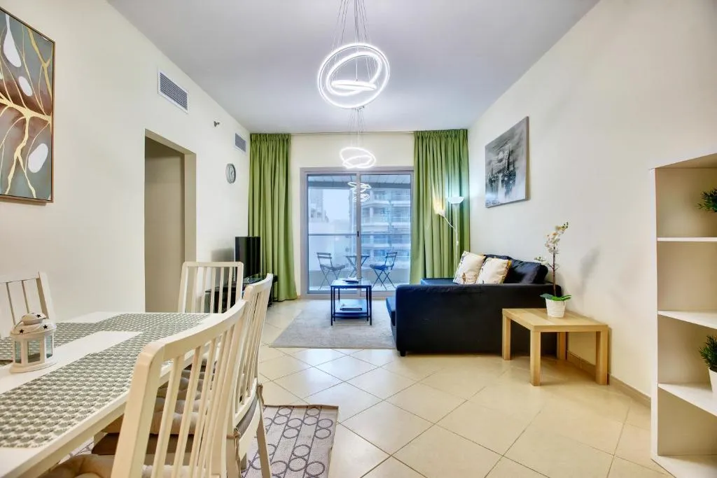 Apricus Holiday Homes - Beautiful 2 bdrm apartment near Metro, Alantos, United Arab Emirates