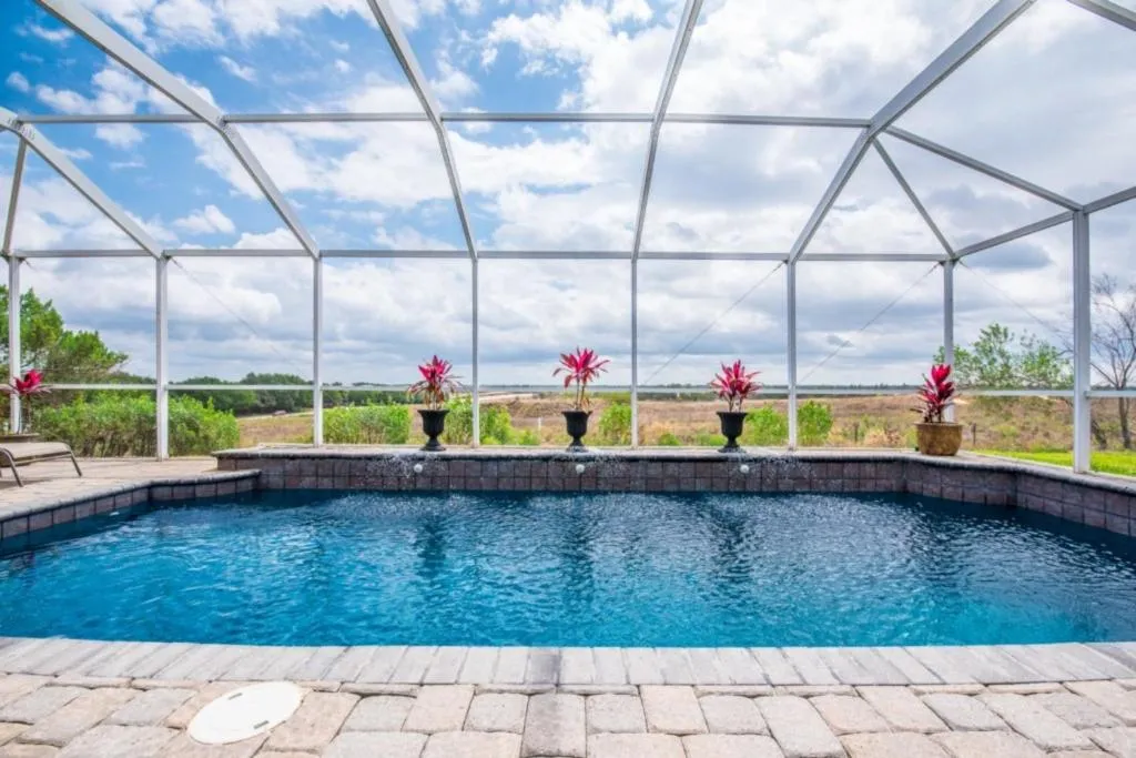 Sunny Large Pool in Floridian Retreat, Davenport, United States