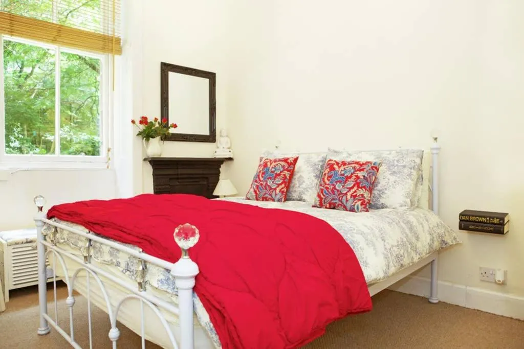 Cosy Haven with free WiFi and PS3 - Half a Mile from Holyrood Palace and Arthur Seat!, Edinburgh, United Kingdom