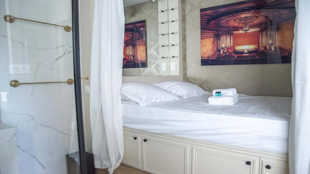 Appartement style théâtre romantique est en scène, Paris, France