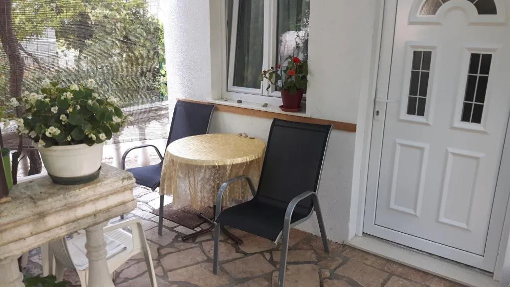 Spacious apartment with large parking lot, Trogir, Croaţia
