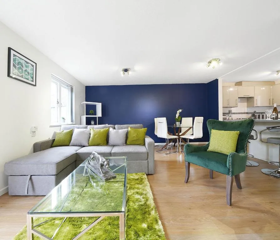 Beautiful & Modern House In City Centre, College Corner, United Kingdom