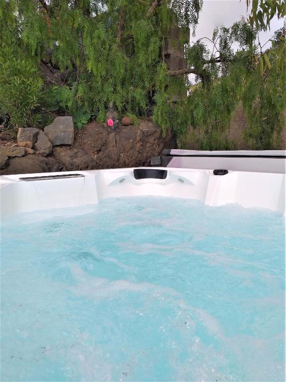Zen Republic, private outdoor jacuzzi & pool with stunning ocean views 12