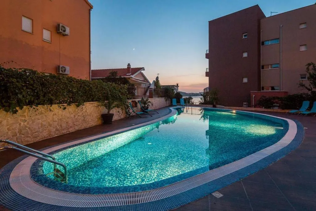 Luxury Apartment Black&White with Pool, Centola, Croatia