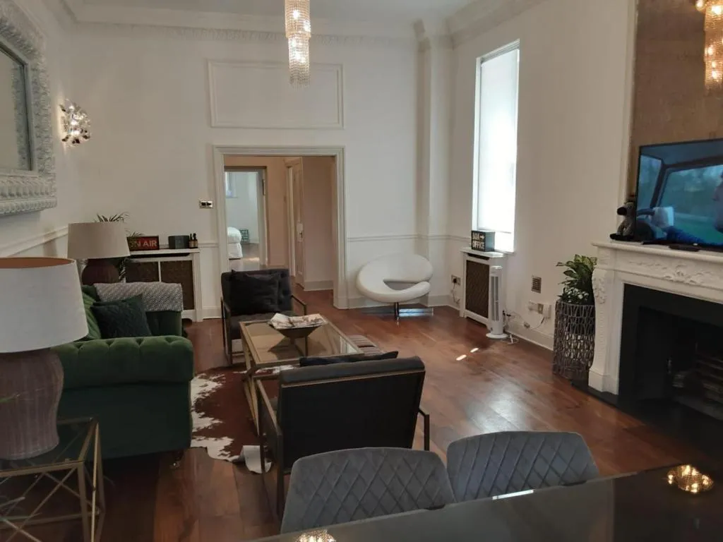 3 Bed luxury furnished Chelsea Apartment, Londra, Marea Britanie