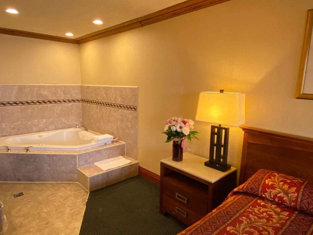 A room with a whirlpool tub at the New Century Inn.