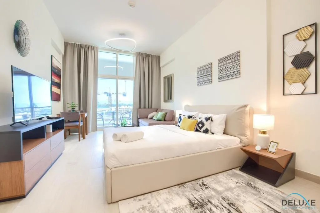 Spacious Studio Apartment in Azizi Aliyah, Dubai Healthcare City by Deluxe Holiday Homes, Alantos, United Arab Emirates