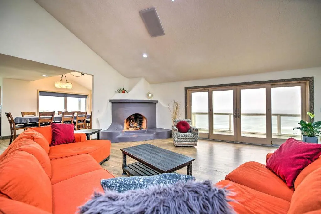 Luxe Newport Estate with Spa and Lighthouse Views, Cwmbran, United States