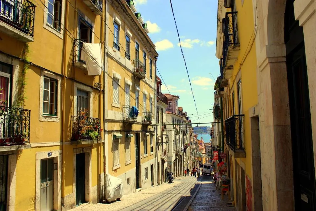 Apartment with one bedroom in Lisboa with wonderful city view balcony and WiFi 20 km from the beach, Lisabona, Portugalia