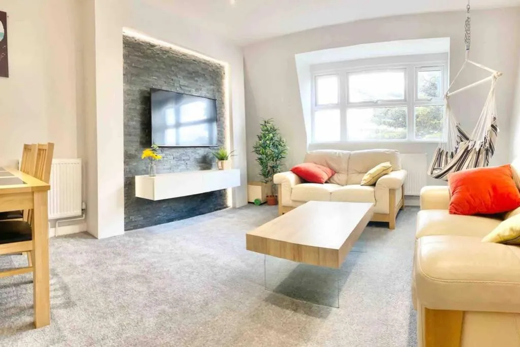 Newly Refurbished Town centre, 8 min walk from beach, Netflix, swing and we pay parking, Bournemouth, United Kingdom