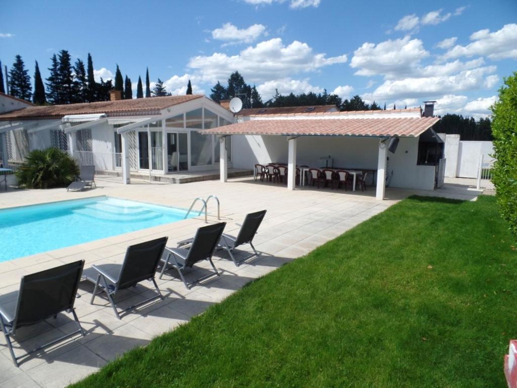 Villa de 6 chambres a Meynes avec piscine privee jardin clos et WiFi