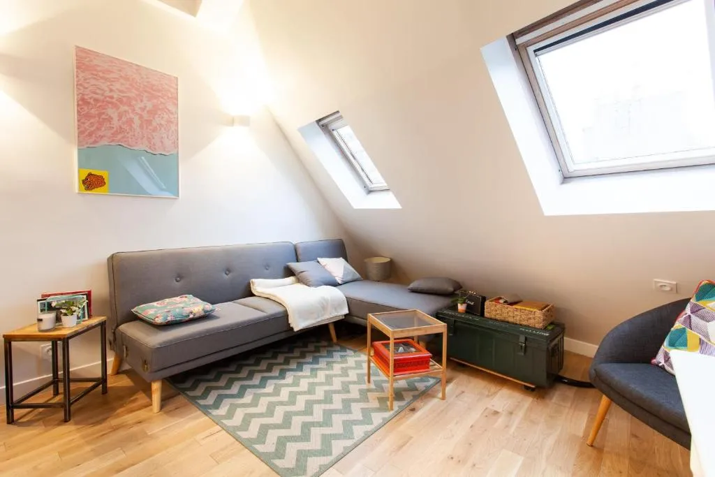 Design studio with mezzanine in MONTMARTRE, Paris, Franţa