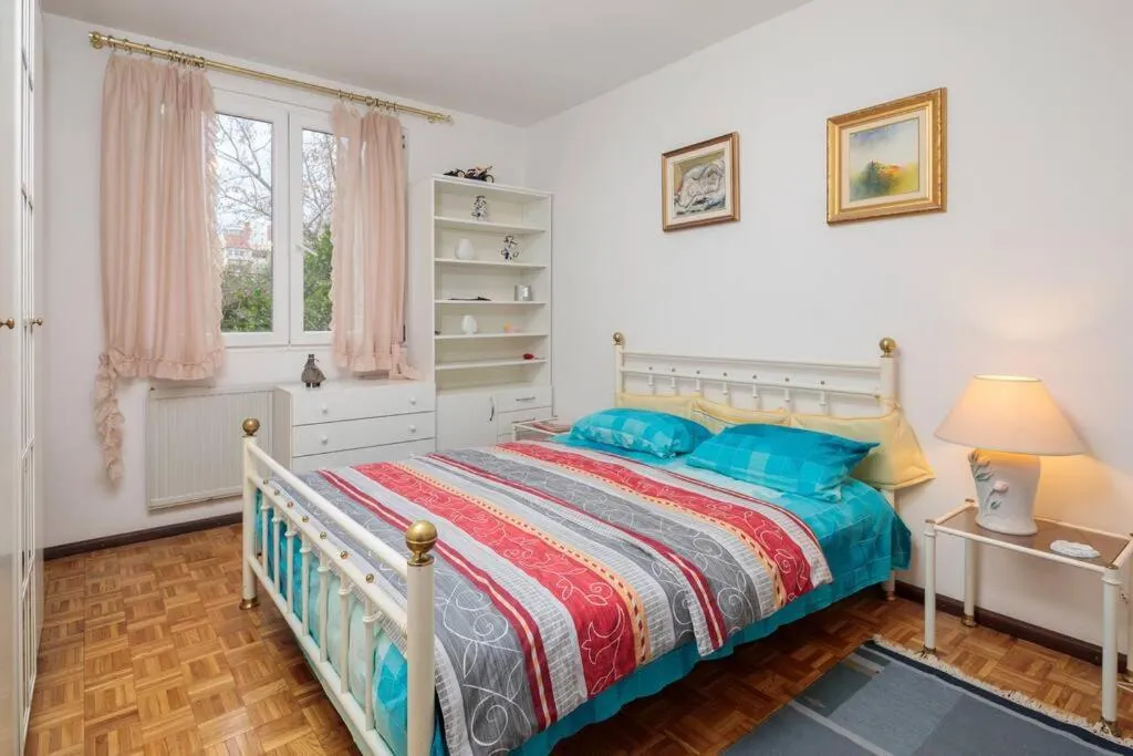 Close to Znjan beach, comfortable apt with lodge, Split, Croatia