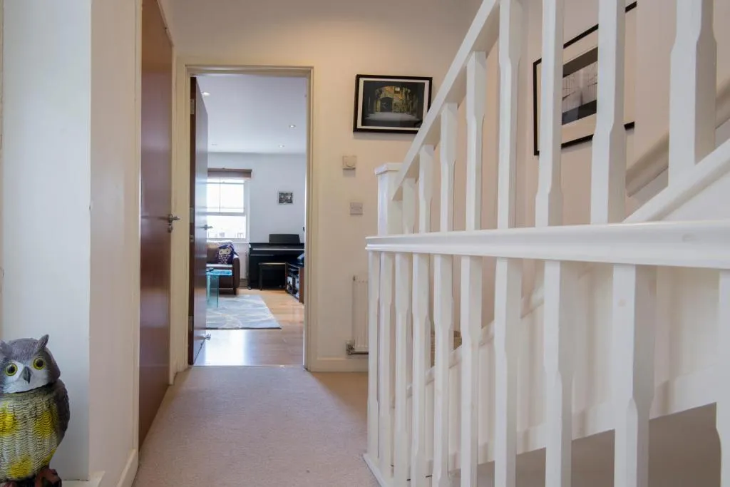 Fantastic 2 Bed Townhouse with HUGE TV, great WiFi 200M From Clock Tower, sleeps 6, Brighton and Hove, United Kingdom