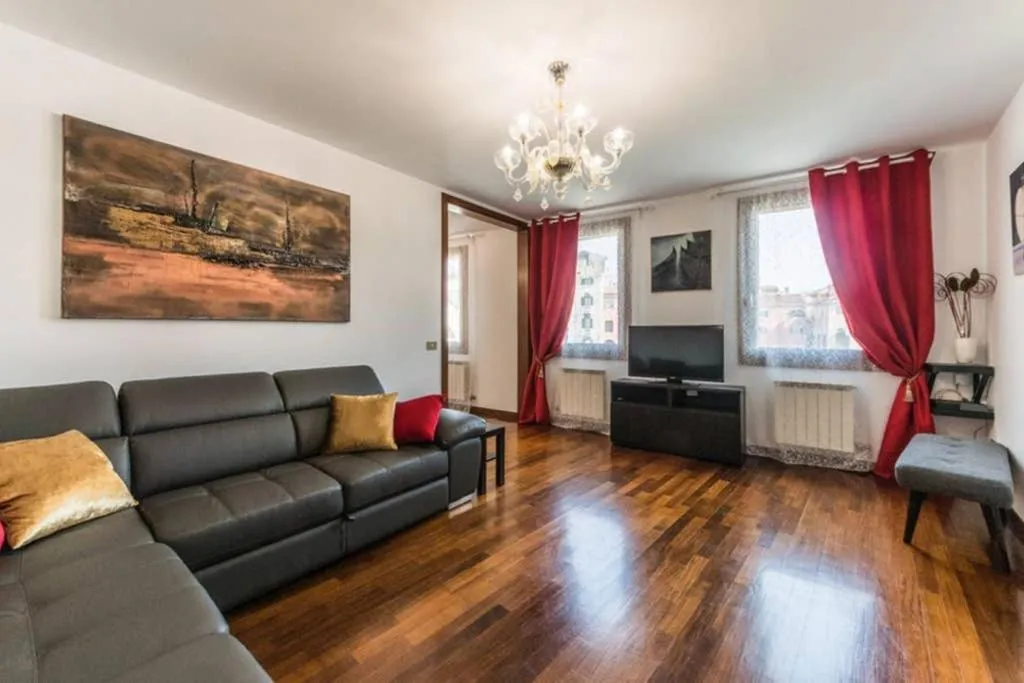 Rialto apartment with Canal Grande view, Venice, Italy