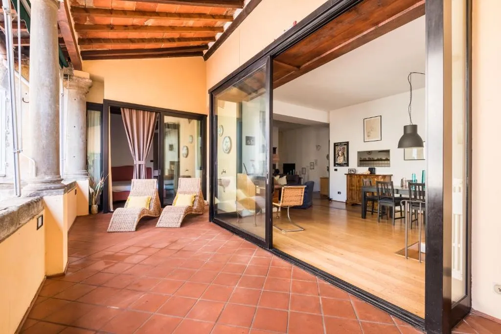 Refined flat with private loggia in San Frediano, Florența, Italia