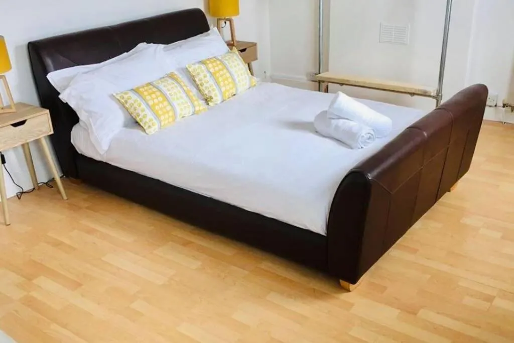 A modern 4 bedroom house near Cardiff City Centre, Cardiff, Marea Britanie