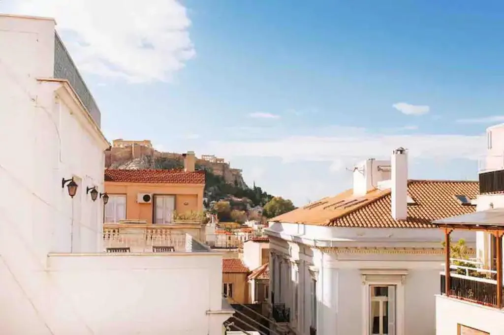 A Masterpiece in Plaka with Big Balcony and Acropolis View, Atena, Grecia
