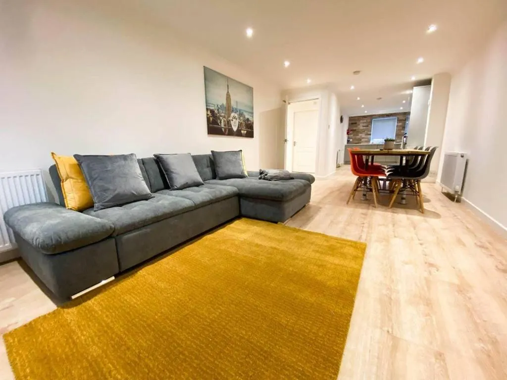 Large Modern 3 Bedroom Apt with Free Parking, Glasgow, Marea Britanie
