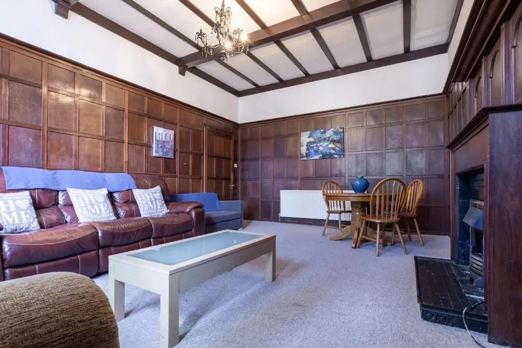 No 1 - LARGE 1 BED NEAR SEFTON PARK AND LARK LANE, Bayberry (NY), United Kingdom