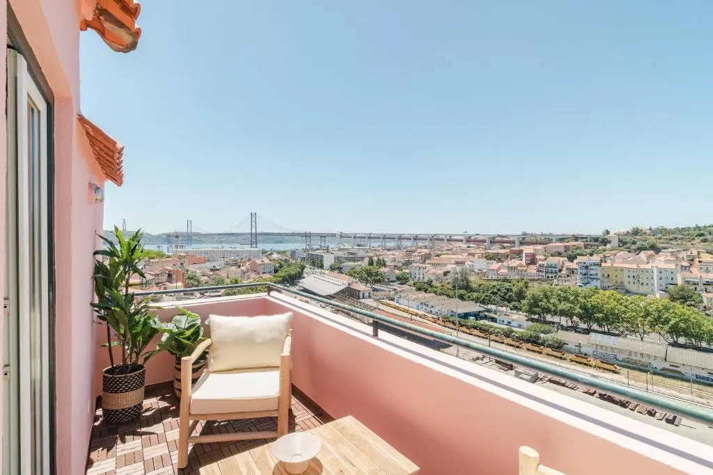 Casa Boma Lisboa - Unique Apartment With Private Balcony And Panoramic Bridge View - Alcantara IV, Amadora, Portugal