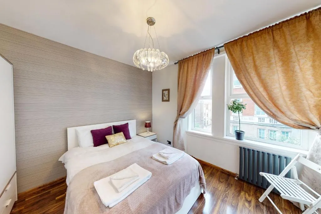 Modern 3 Bed Flat in Paddington near Hyde Park for up to 6 people, London, United Kingdom