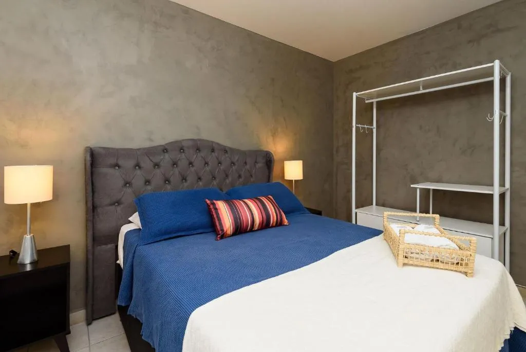 Omar do Rio - FO 106 ApartHotel com Garagem, Piscina, Sauna, Limpeza diária e Academia, Internet 120mbps a 50 metros da Praia de Ipanema e 300 metros da Praia de Copacabana, Rio De Janeiro, Brazil