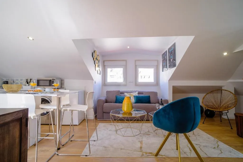 Good Karma - Bright and Sophisticated Apartment with Balcony, Amadora, Portugal