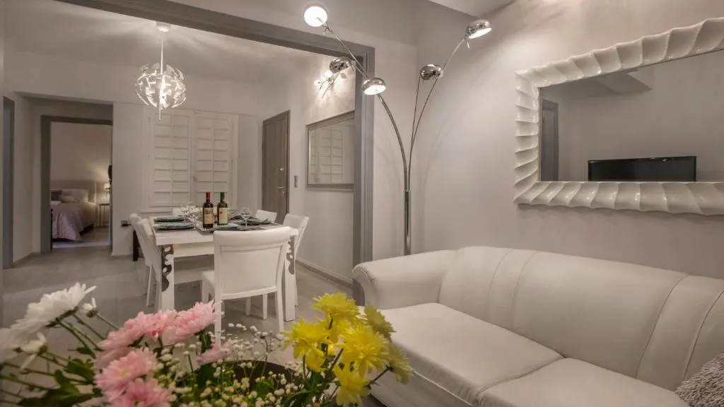 Beautiful Modern 2BR Home On The Steps Of Acropolis!, Atena, Grecia
