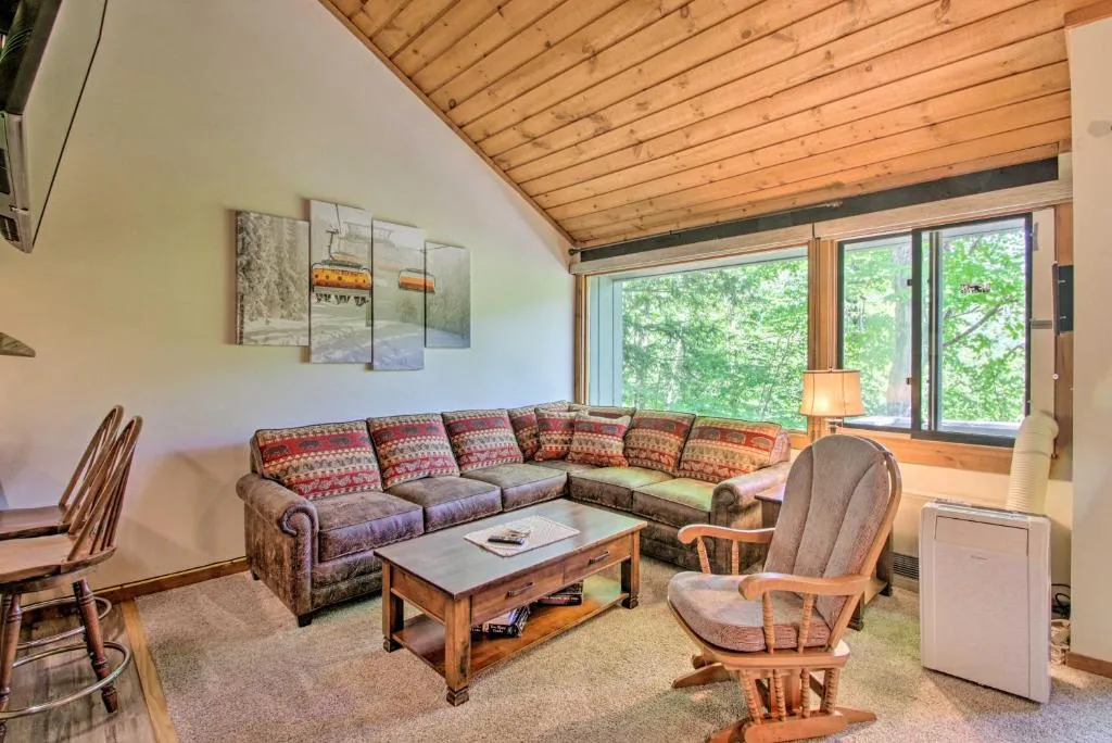 Cozy Loon Condo with Mountain View and Amenities!, Lincoln, United States
