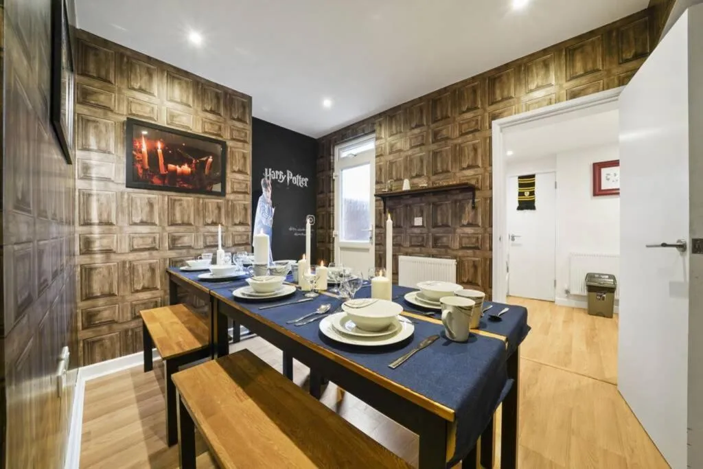 NO.1 Property- The Most Magical Staycation, College Corner, United Kingdom