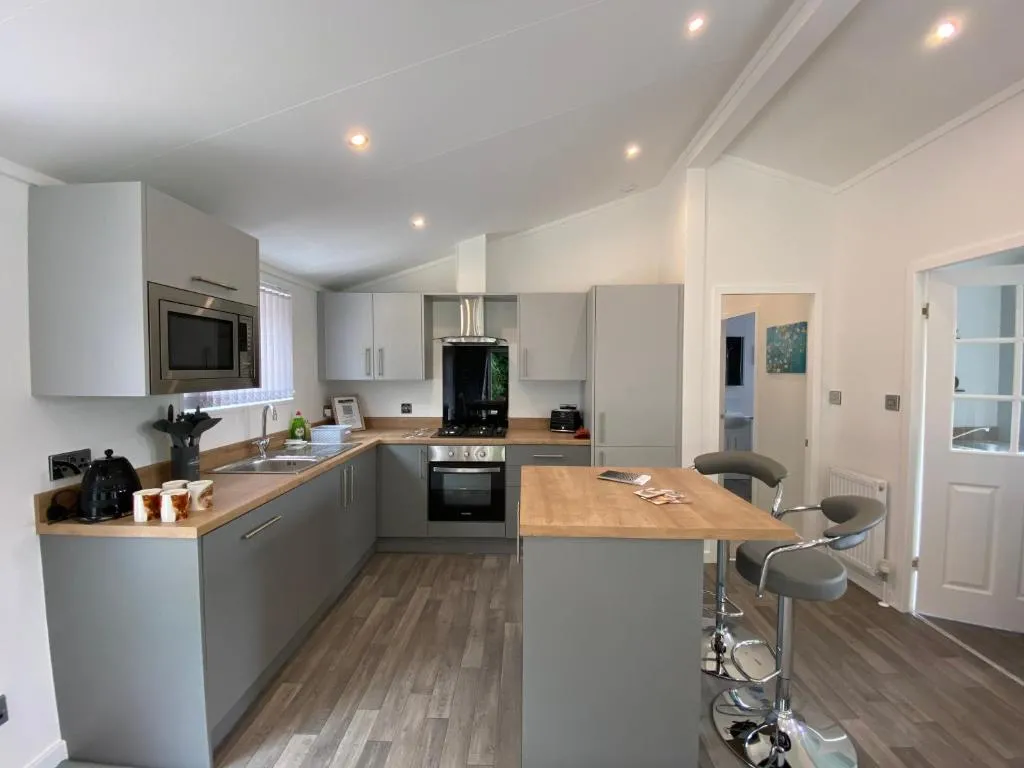 Fox Lodge at Owlet Hideaway - with Hot Tub, Near York, York, Marea Britanie