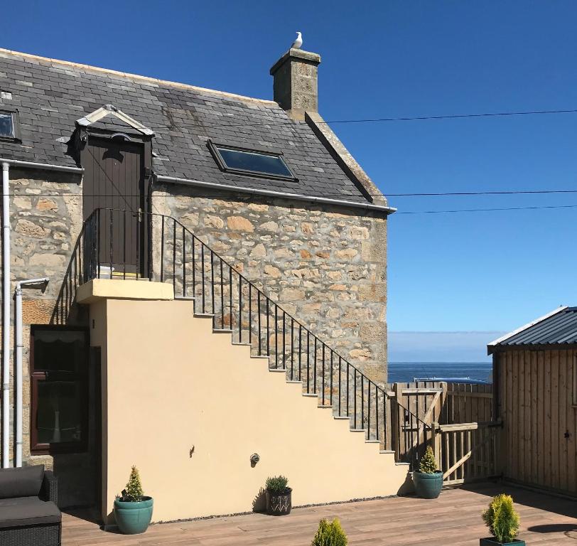 Skerry View - Overlooking the Moray Firth - close to Beaches, Harbour, Shops and Restaurants