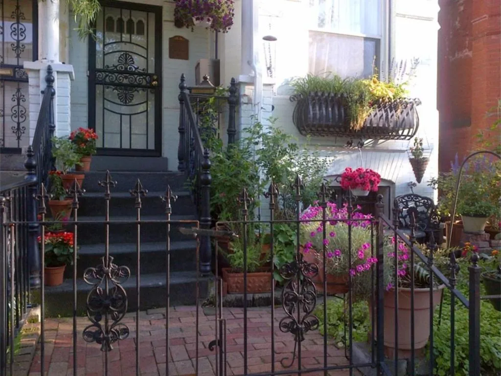 Ledroit Park Renaissance Bed and Breakfast, Sunderland, United States