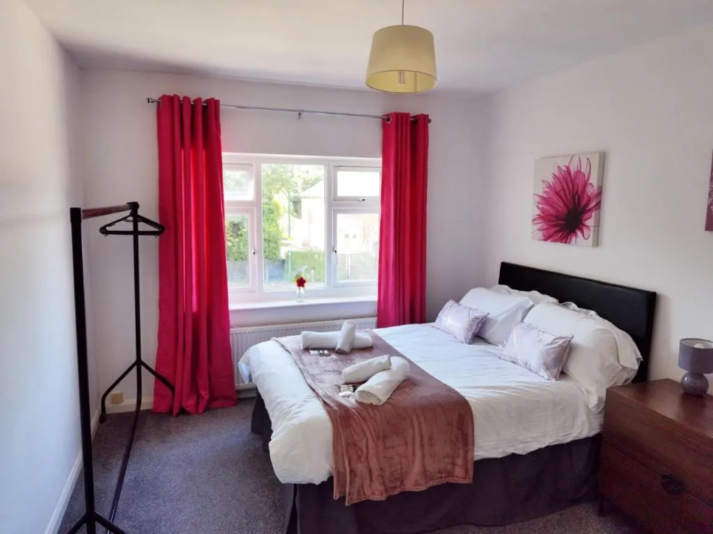 Big house available for essential workers and contractors Parking wifi, Nottingham, Marea Britanie
