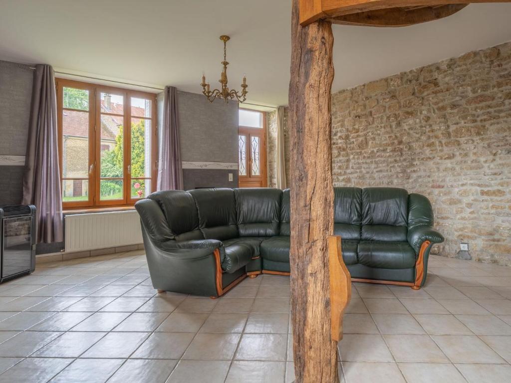 Vintage Holiday Home with Private Garden in Nouart