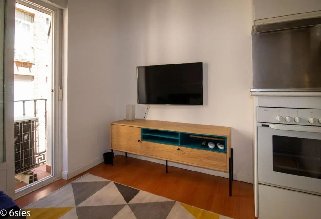 Cozy 1-Bedroom apartment Gran Via, Madrid, Spania