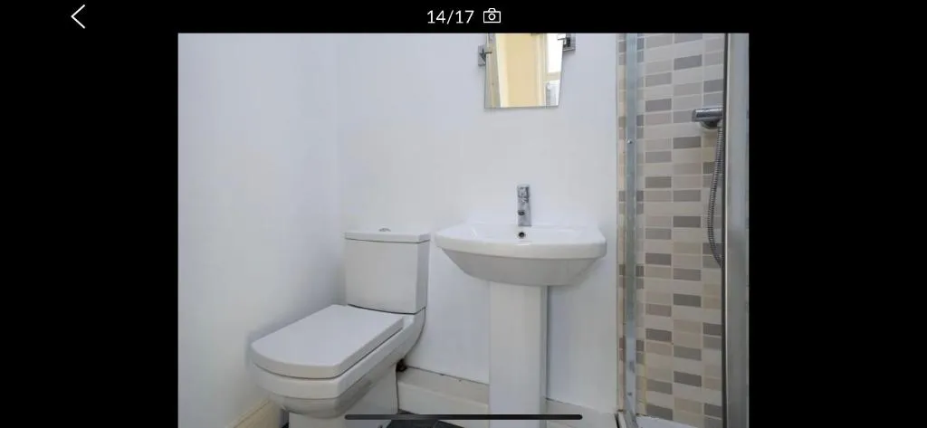Room with private bathroom in shared apartment. Two minutes walk to tube, Londra, Marea Britanie