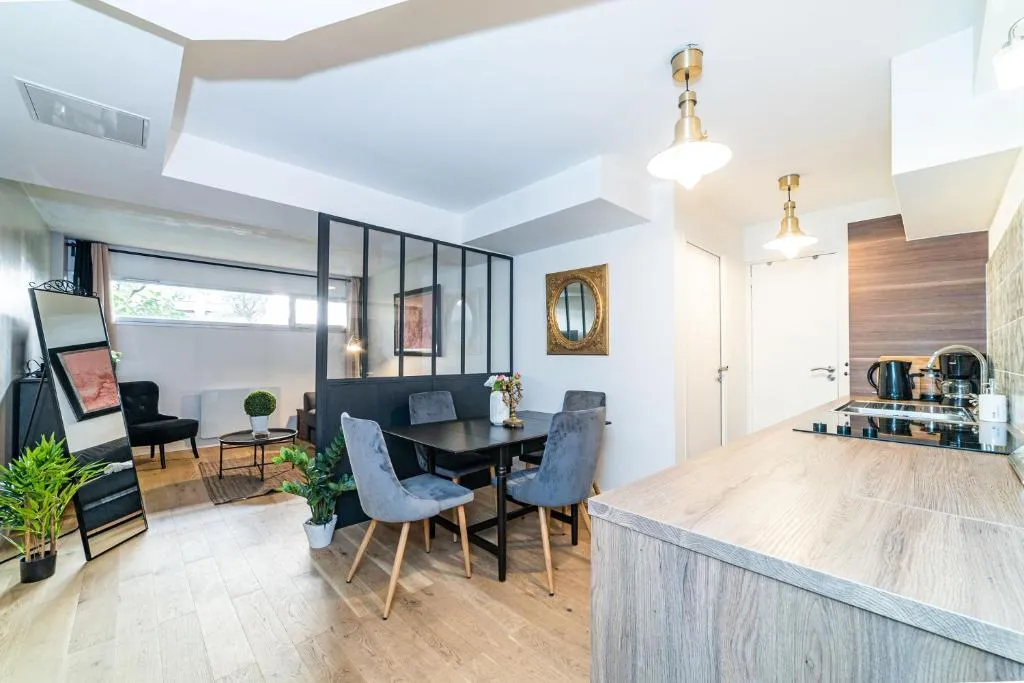 Luxurious 2 rooms - Swimming Pool - MontMartre, Paris, France
