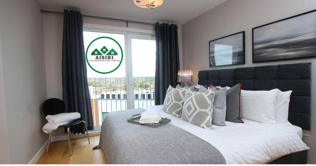 Aisiki Apartments at Clarendon Lofts, 2 Bedrooms and 2 Bathrooms Flat, King or Twin beds, with FREE WIFI and FREE PARKING