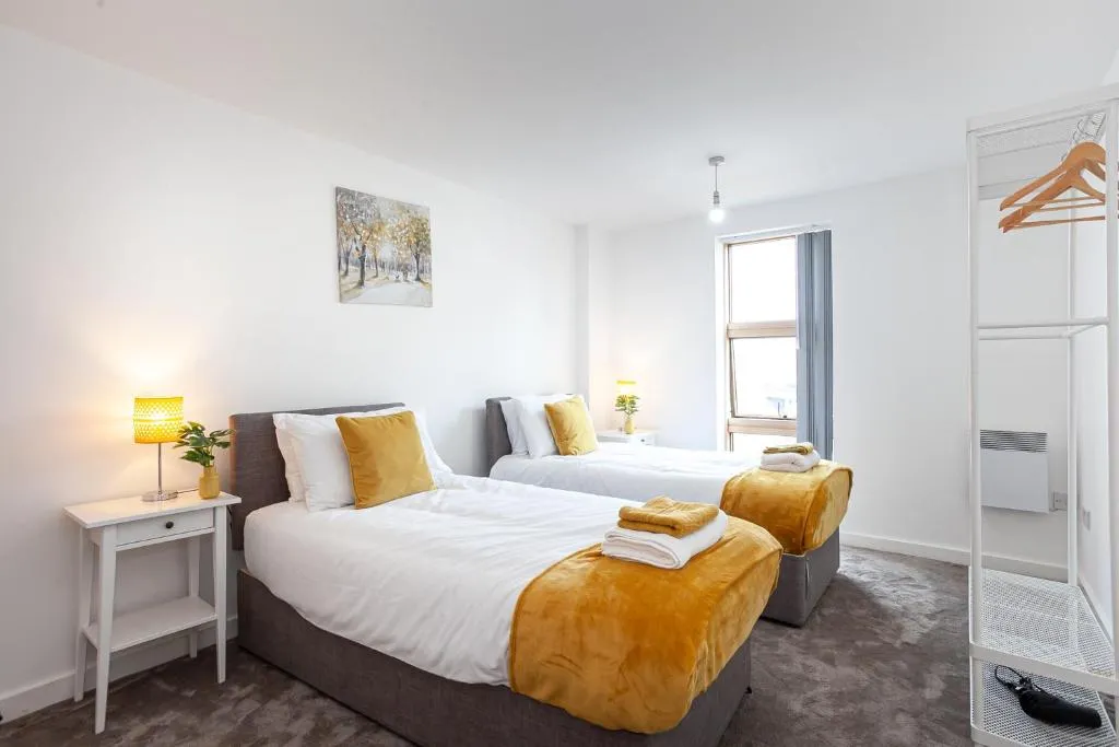 Luxury 2-Bedroom 2-Bathroom Apartment & Balcony, Manchester (CT), United Kingdom