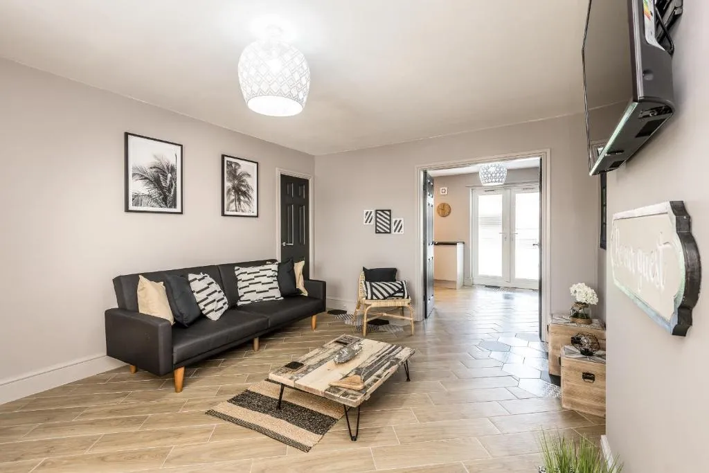 Birchfield Lodge - Sleeps 12 Amazing spacious house, Liverpool, Marea Britanie
