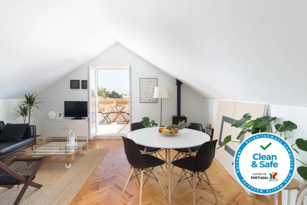 Trendy Bright Flat with Balcony by Host Wise, Porto, Portugal