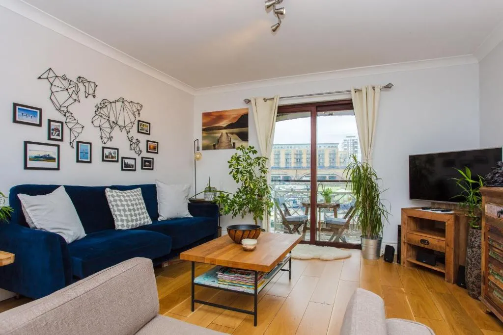 Modern 1 Bedroom Apartment With Balconies And Marina Views, Londra, Marea Britanie